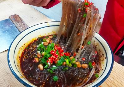 成都特色小吃酸辣粉技術(shù)培訓(xùn)，價(jià)廉物美創(chuàng)業(yè)無(wú)憂(yōu)
