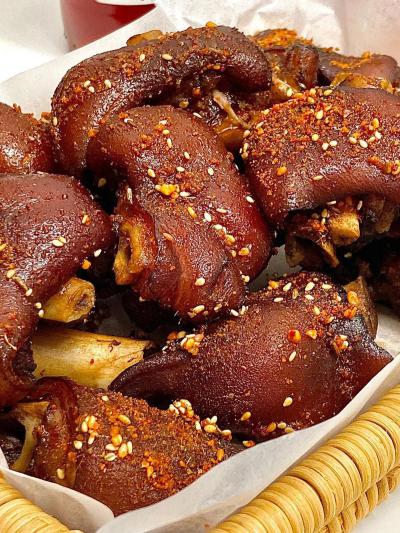 烤豬蹄技術(shù)培訓(xùn)班在哪里？飄味緣培訓(xùn)學(xué)校，助您開(kāi)啟財(cái)富“蹄”途！