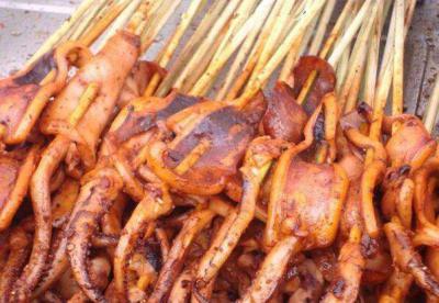 鐵板魷魚技術(shù)培訓(xùn)班哪里比較好？飄味緣小吃培訓(xùn)學(xué)校深度解析